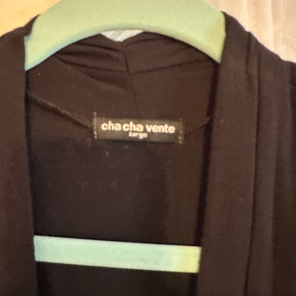 Cha Cha Vente Black Sleeveless Drape Top. - Picture 2 of 6